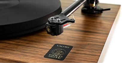 Hi-fi pladespiller Gold Note Valore 425 Plus i valnøddetræ med B-5 tonarm, valnøddetrælakering, nærbillede ovenfra af tonearmen