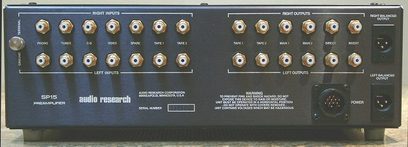 Audio Research SP15 sort forstærker, frontvisning, 14 forgyldte knapper, 2 rækker med 7 LED'er, 1 hovedtelefonstik, 1 afbryder
