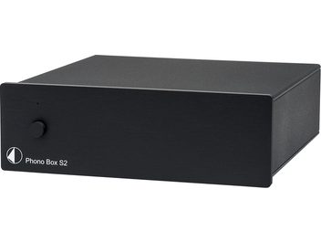 Preamplificator phono Pro-Ject Phono Box S2 negru, carcasă dreptunghiulară din metal negru mat, vedere de sus 3/4 din față, buton rotativ și LED pe panoul frontal