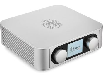 Silver Block Éléments 2.1 integrated amplifier, three-quarter view, with a central display and two large round knobs on the front panel