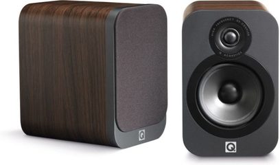 Sada reproduktorů Q Acoustics 3050 a 3010 ořech: sloupový a kompaktní reproduktor z tmavého dřeva, pohled zepředu