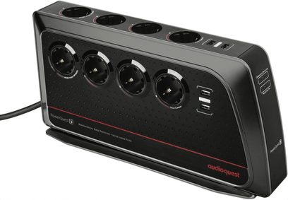 Čierna Audioquest PowerQuest 3 s 4 sieťovými zásuvkami a 2 USB portmi, pohľad zpredu mierne zošikma