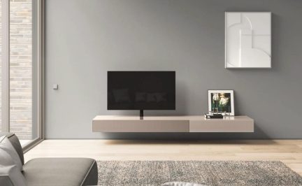 Mobile TV sospeso beige, lungo e basso, con due frontali essenziali senza maniglie, in un soggiorno contemporaneo con pareti grigie