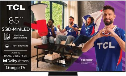 Televizor TCL 85C7L 85 palců s plochou obrazovkou, tenké rámečky, propagační vizuál s fanoušky v modrém dresu