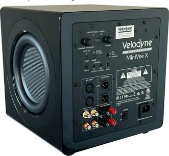 Velodyne MiniVee X subwoofer, set fra en vinkel, front med cirkulær højttaler, bagside med tilslutninger og knapper