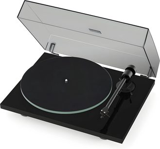Hi-fi pladespiller Pro-Ject T1 EVO BT med sort cirkulær pladetallerken, tonearm til højre og gennemsigtigt opklappet låg