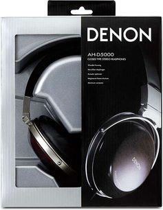 Denon AH-D5000 lukket hovedtelefon, sort hovedbøjle, træskaller, læderørepuder, 3/4 frontvisning i emballage på grå baggrund