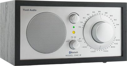 Radio stołowe Tivoli Audio Model One BT czarno-srebrne, srebrny front z okrągłym głośnikiem i dużym pokrętłem strojenia