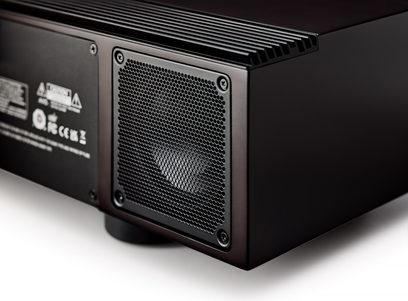 Primare Allt-i-Ett allt-i-ett hi-fi-system, svart metallchassi, vy bakifrån, honungskakemönstrat galler med skruvar