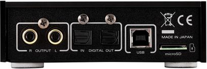 Fostex HP-A4 sort hovedtelefonforstærker, bagside, RCA-, optiske-, koaksial-, USB- og microSD-stik, mærkater "MADE IN JAPAN" og "CE"