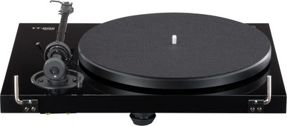 Hi-fi gramofon Music Hall MMF 2.3 černý, pohled shora, matně černý talíř, černé raménko, na černém pozadí