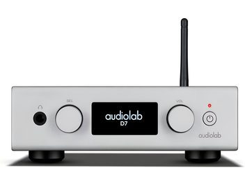 Pré-amplificador de fones de ouvido hi-fi Audiolab D7 prata em alumínio, vista frontal, painel com tela central preta, dois botões circulares, entrada para fone de ouvido, botão de energia com LED vermelho e antena preta na parte traseira