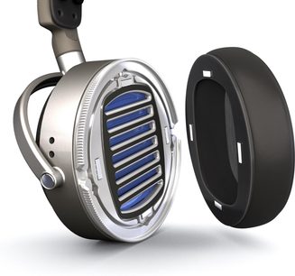 Nahaufnahme des geschlossenen kabelgebundenen HiFi-Kopfhörers Audeze LCD-S20 in Dreiviertelansicht: silberne Metall-Ohrmuschel mit blauen Lamellen an der Frontgitter, grauer Schwenkarm, separat dargestelltes schwarzes Kunstleder-Ohrpolster