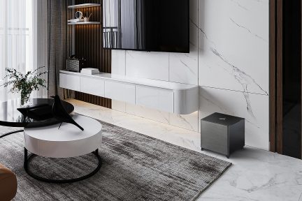 Vista interna con mobile TV sospeso bianco, parete in marmo venato, tavolino rotondo, tappeto grigio, cubo metallico, mensole a muro.