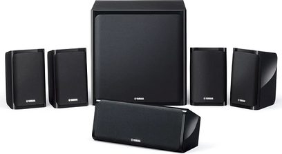 Sæt af kompakte Yamaha NS-P40 sorte højttalere, 5 kubiske satellitter og 1 rektangulær basreflekskabinet, set forfra