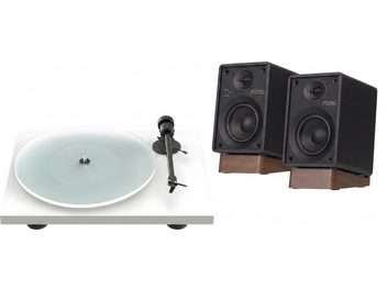 Bílý vinylový gramofon s černým přenoskovým raménkem a párem černých reproduktorů na podstavcích s dekorem dřeva