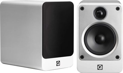 Reprosoustava Q Acoustics Concept 20 bílá, pohled zepředu a z boku, bíle lakovaná skříň, černý reproduktor