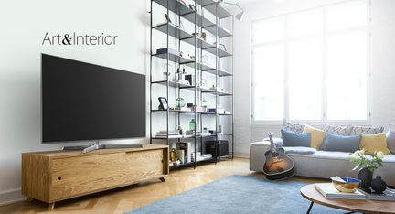Moderne stue med grå sofa, træ-TV-møbel, designreol, fladskærms-TV, guitar og store vinduer