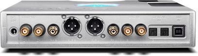 Juodos spalvos Chord Electronics Hugo TT2 garso DAC keitiklis, priekinis vaizdas su garso jungtimis ir mėlynomis bei raudonomis šviesos diodų lempučių indikacijomis