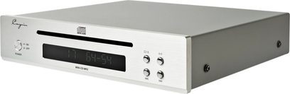 Cayin MINI-CD MK2 ezüst és szürke alumínium, magas minőségű CD-lejátszó, háromnegyedes elől nézet, középső betöltő réssel, zöld digitális kijelzővel, forgó tápegység-választóval és négy kör alakú vezérlőgombbal