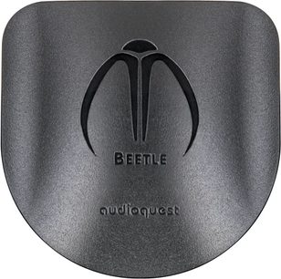 Audioquest Beetle audio DAC-konverter, set forfra, mat mørkegrå metalkabinettet, sort oval logo i midten