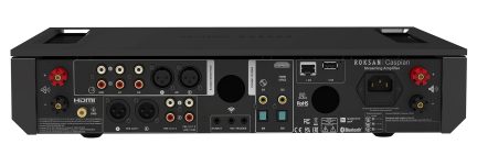 Zadní pohled na černý zesilovač s konektory RCA, XLR, HDMI, USB, LAN, svorkami pro reproduktory, IR vstupem, optickými porty a napájecím konektorem