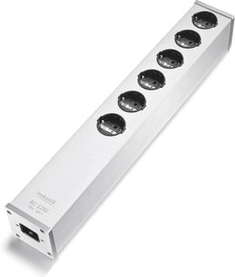 Multi-stik med overspændingsbeskyttelse Inakustik AC-3200 Filter Digital SCHUKO i børstet aluminium i sølvfarve, skråt ovenfra, udstyret med seks sorte Schuko-stik og en IEC-forbindelse på forsiden