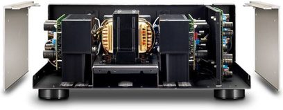 Wzmacniacz hi-fi stereo Denon PMA-2020AE w kolorze srebrnym, widok z przodu, otwarta obudowa odsłaniająca wewnętrzne komponenty i transformatory toroidalne