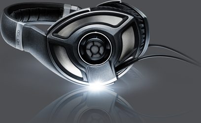 Sennheiser HD 700 åbne hifi-hovedtelefoner set fra 3/4 bagfra, sølvfarvede transducere, sort polstret hovedbøjle