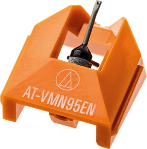 Diamant pro gramofonovou desku AT-VMN95EN, oranžová úhlová konstrukce, černý hrot namontovaný na kovovém držáku, perspektivní pohled