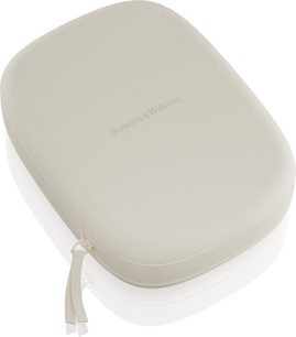 Doku dokuma Bowers & Wilkins Px7 S3 bej renk sert kılıf, üç çeyrek görünüm, yuvarlatılmış köşeli oval şekil, eşleşen çift fermuarlı çevresel fermuar