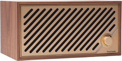 Enceinte Tivoli Model Two Digital, eske i valnøtt, forside med diagonale gullspalter, gyllen dreieknapp, 3/4 forsidevisning