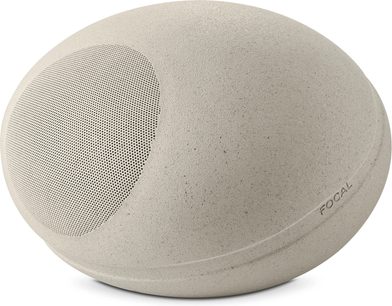 Głośnik zewnętrzny Focal OD STONE 8 w kolorze wapiennym, o sferycznym kształcie, z okrągłą metalową maskownicą i jasnobezową fakturowaną powierzchnią