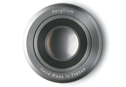 Grå børstet metalplade med koncentriske cirkler, tekst "Beryllium" og "Hand Made in France", set ovenfra