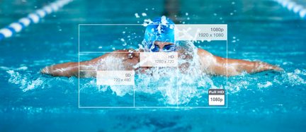 Crawlsvømmer i en swimmingpool, undervandsbillede der viser de forskellige billedopløsninger HD, Full HD og 1080p
