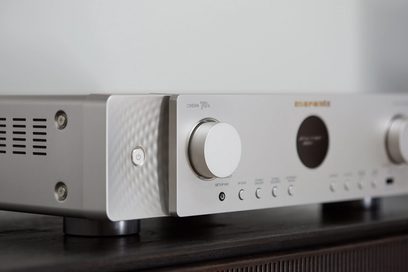 Marantz Cinema 70s gümüş renkli ev sinema amplifikatörü, ön görünüm, düğmeler, ses ayar düğmesi, kulaklık girişi, dijital ekran