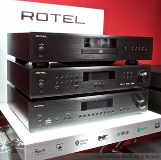 Črn CD predvajalnik Rotel, pogled od spredaj, 3 zloženi modeli, sprednje plošče iz krtačenega aluminija, modri zasloni