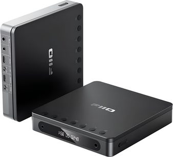 FiiO DM13 BT fekete alumínium isometrikus nézete, vékony, négyzet alakú, magas minőségű CD-lejátszó két szögből bemutatva, LED-kijelzővel felszerelt előlappal, kör alakú gombsorral és fülhallgató-csatlakóval, valamint oldalsó audio- és USB-portokkal ellátva