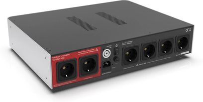 Strømrenser IsoTek V5 ELEKTRA sort, bagperspektiv, 6 stikkontakter, 2 røde zoner, 1 afbryder, 1 strømindgang, 1 hjælpeudgang, 2 sikringer, 1 serienummer, perforeret overflade.