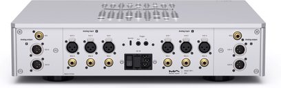 Matrix Audio MP‑1 stereo forforstærker i grå børstet aluminium, komplet bagudsyn, ventileret kabinet med seks forgyldte XLR/RCA-indgange, balancerede XLR- og RCA-udgange, central netstik og afbryder