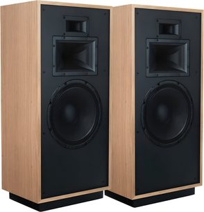 Paar Klipsch Forte IV Red Oak kolomluidsprekers, rood eikenhout, zwarte voorkant met hoorns en woofer, schuine weergave