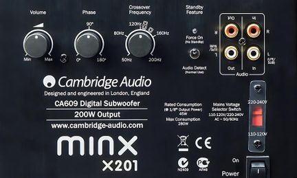 Baksida på subwoofern Cambridge Audio Minx X201 200 W med reglage för volym, fas, frekvens och RCA-ingångar
