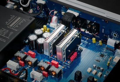 Amplificatore hi-fi integrato stereo Rose RA280 argento, vista interna del telaio con circuiti stampati blu e dissipatori in alluminio