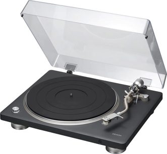 Черен грамофон Denon DP-500BT, изглед от три четвърти, с отворен прозрачен капак и сребристо рамо на дозирането