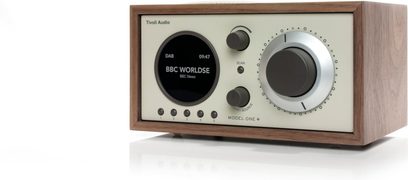Radio til bord Tivoli Model One +, kabinet i valnød, beige front, rund skærm, stor sølvknap, trekvarts forfra