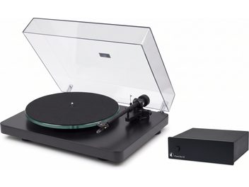 Schwarzer Pro-Ject-Plattenspieler mit transparentem Deckel, Glasteller und Phono Box S2-Vorverstärker