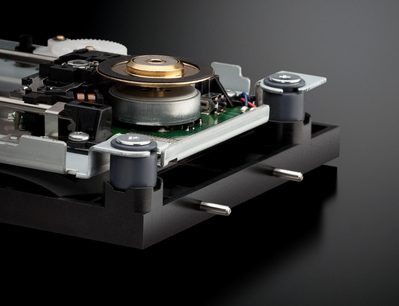 Højkvalitets CD-afspiller Accuphase DP-770, nærbillede, indvendigt metalmekanisme, synlige elektroniske komponenter