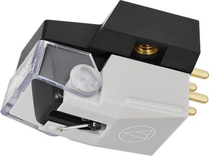 Pickup til hi-fi pladespiller Audio Technica AT-VM670xSP i sort og lysegrå plast med gennemsigtigt dæksel, gevindindsats og fire forgyldte stifter, set i trekvart perspektiv