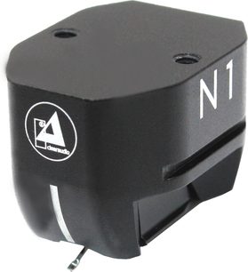 Célula fono ClearAudio N1 MM preta, vista em três quartos, corpo anguloso com logotipo branco e inscrição N1