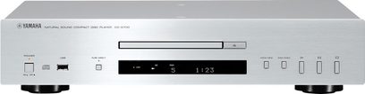 Odtwarzacz CD Yamaha CD-S700 w kolorze srebrnym, widok z przodu, srebrna obudowa z wyświetlaczem cyfrowym, przyciskami i szufladą na płytę CD